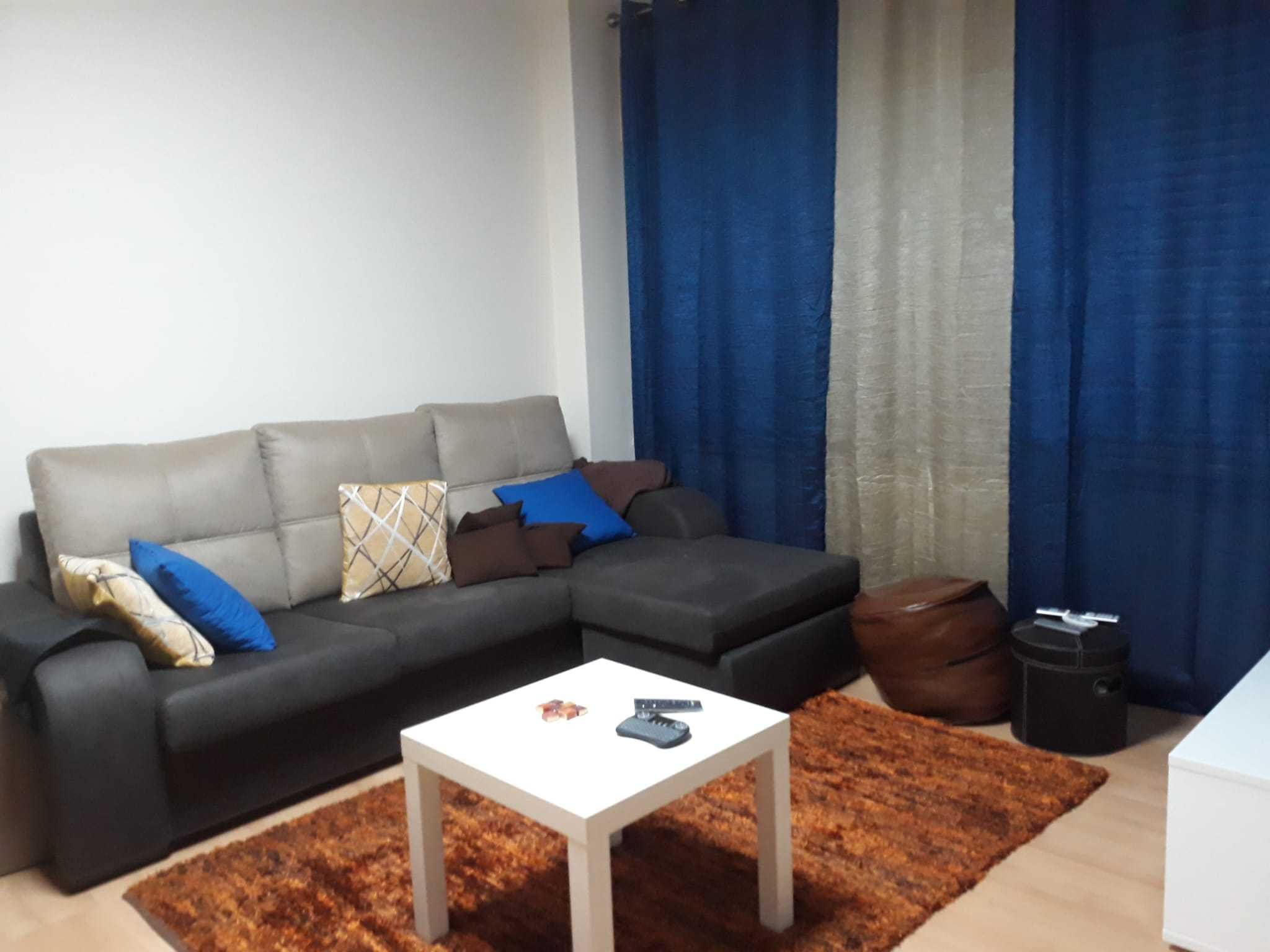 Sofá Chaise Longue em Excelente Estado - 2 puffs