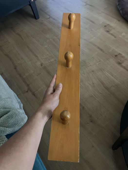 Drewniany wieszak ścienny 3 kołki