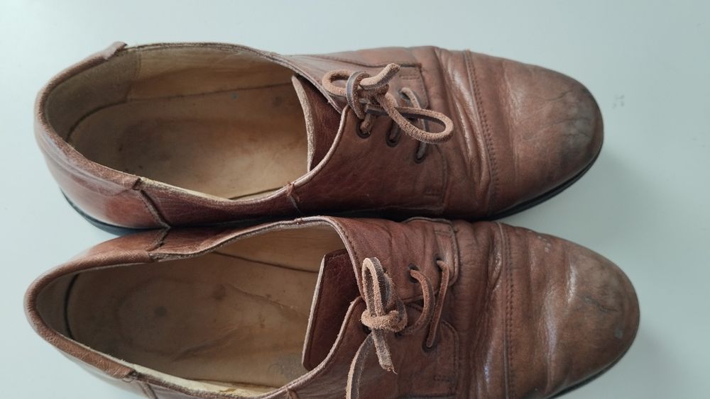 Sapatos vintage, dos anos 60, em pele.