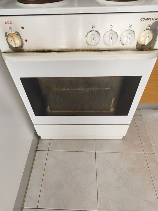 Fogão elétrico - 4 bicos e forno - funciona