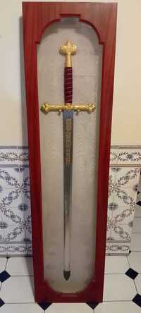 Espada Dom Afonso Henriques com expositor em mogno. 150x65cm