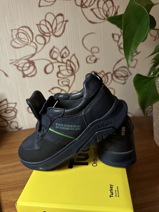 Фірмові кросівки Tutubi,натуральна шкіра