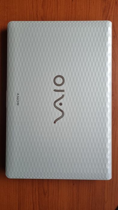 Biały Laptop Sony Vaio VPCEH3S8E z zasilaczem sieciowym