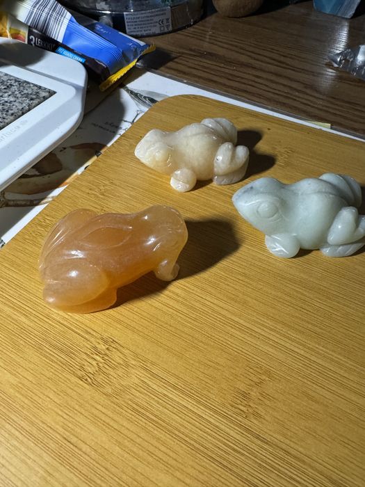 Żaby figurki kamien naturalny