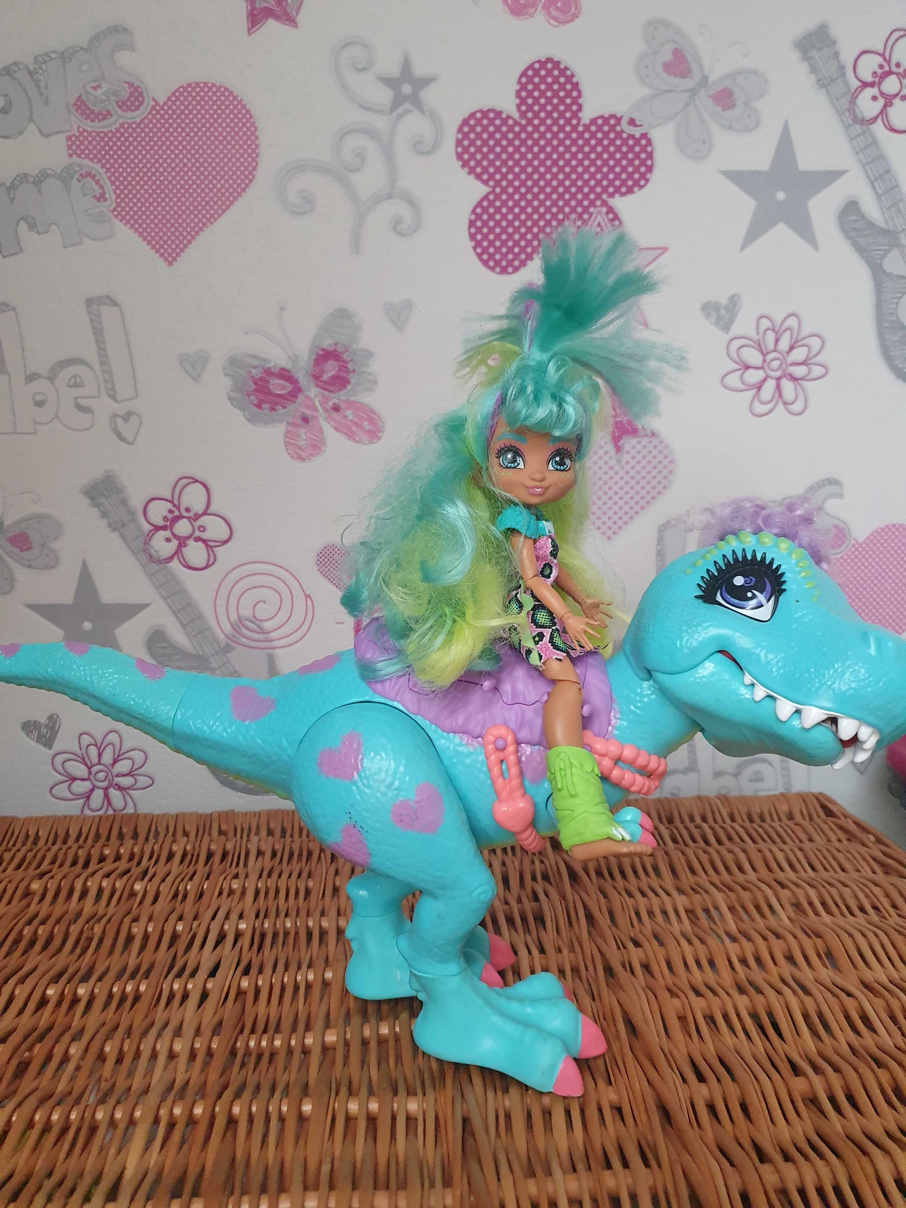 Dinozaur z lalką Mattel Cave Club Lalka Rockelle i  Tyrasaurus