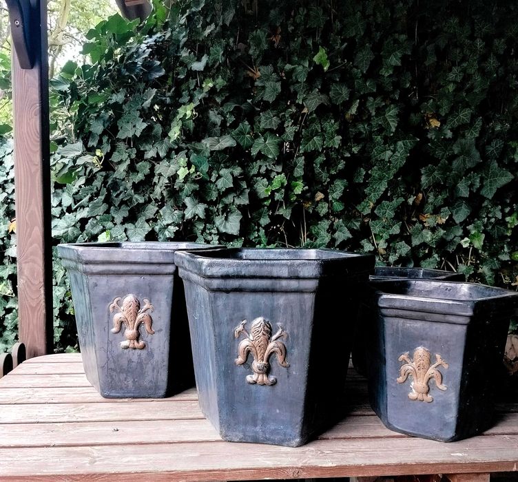 Donica z motywem lili