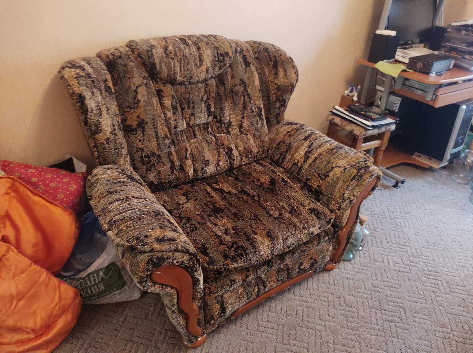отличный комплект диван и кресло.раскладные в отличном состоянии.