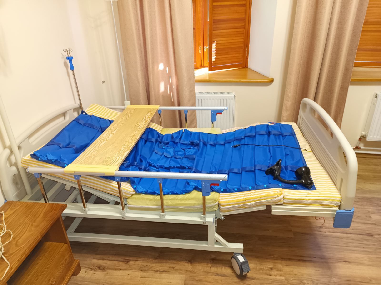 Медицинская кровать с туалетом и функцией бокового переворота .