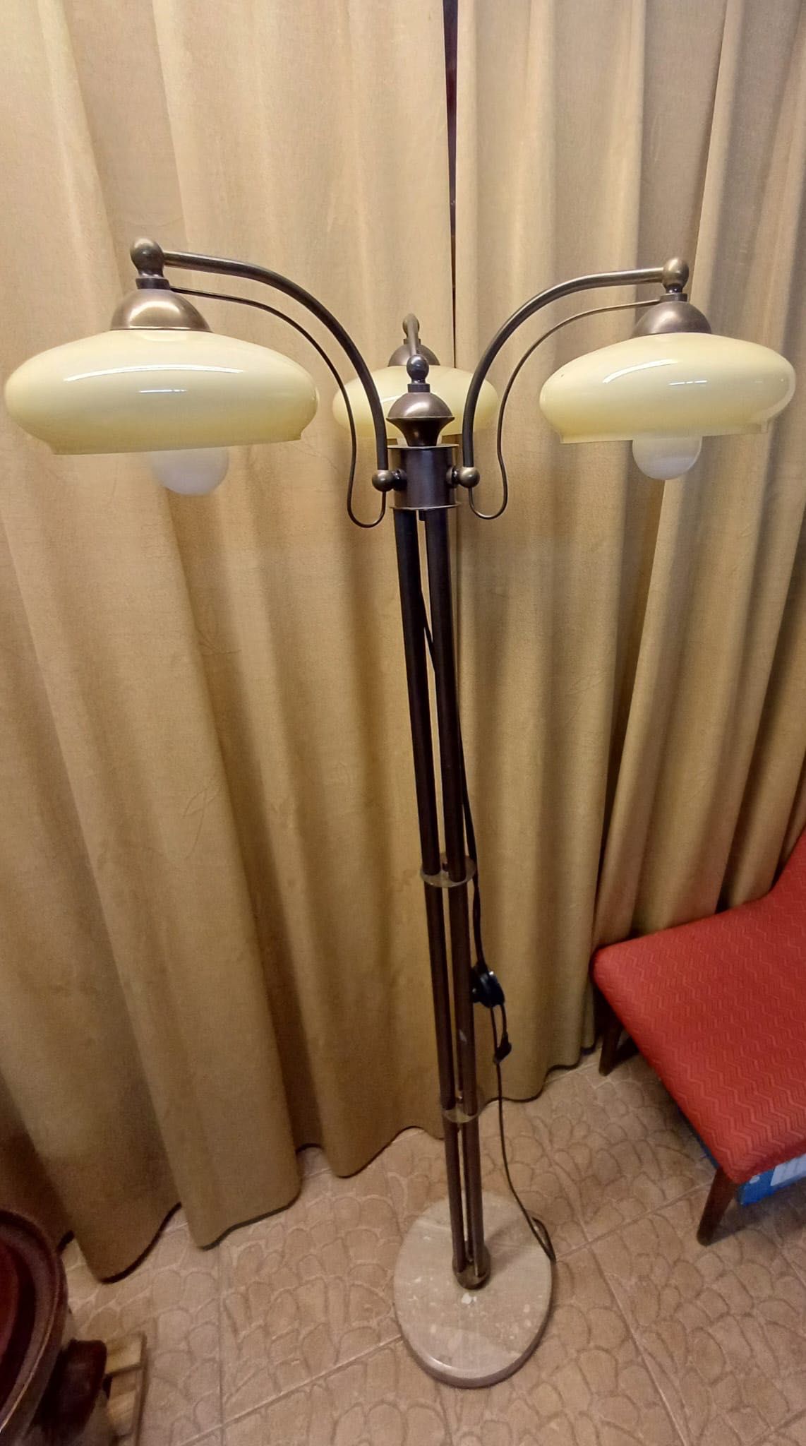 Lampa podłogowa.