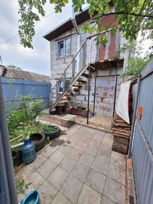 Продам 2-х поверховий будинок- гараж 110м2 в центрі, район переїзду