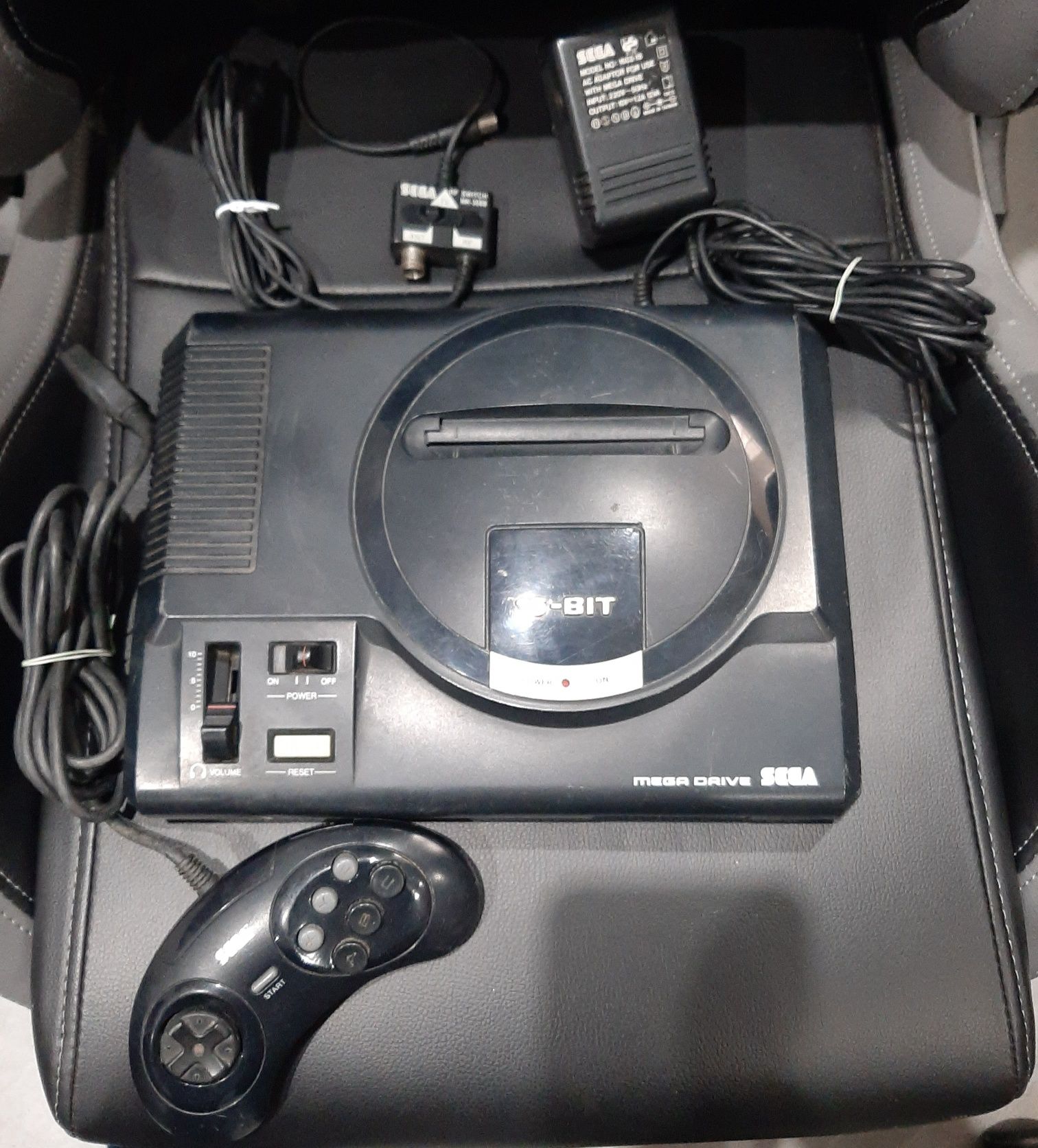 Mega Drive + comando carregador + jogos