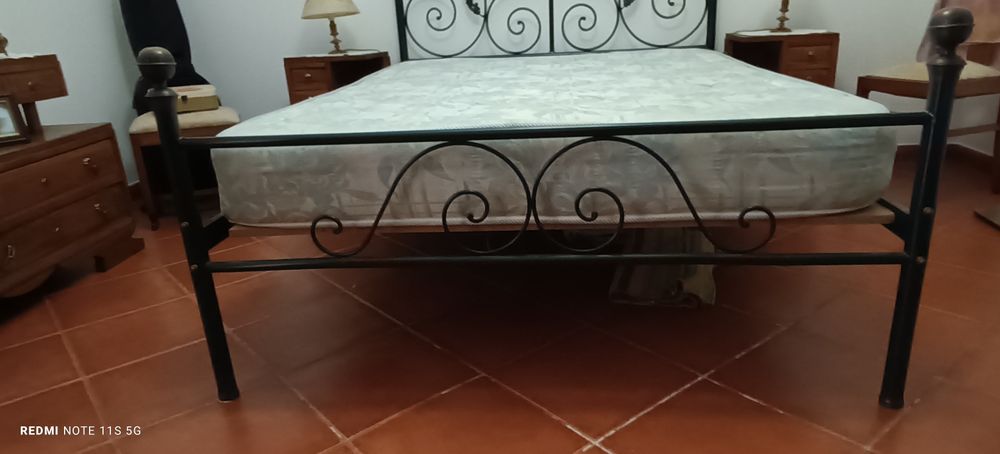 Cama de ferro, estilo antigo, com colchão,. Medidas:  1,90m x 1,40m
