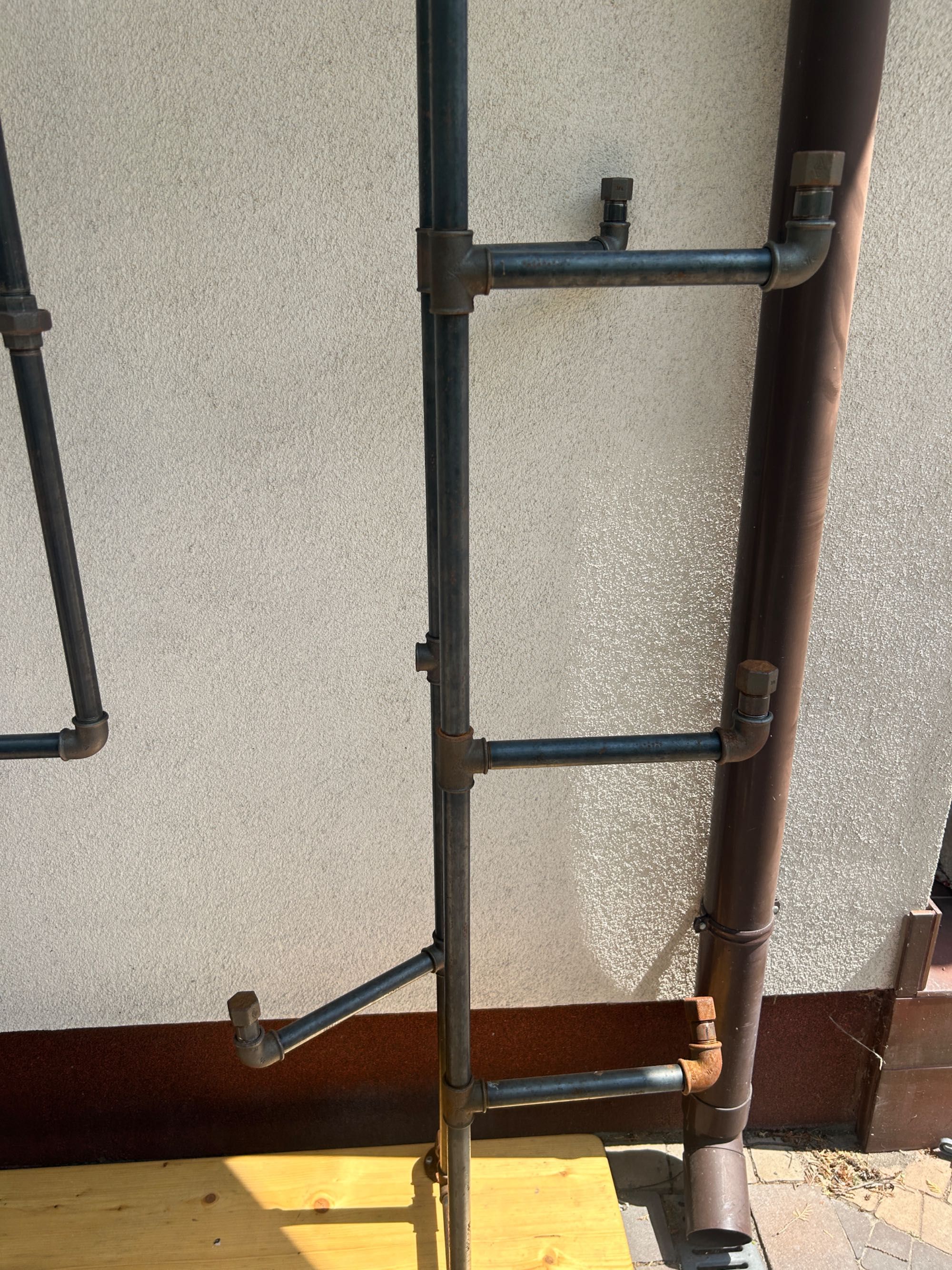Wieszak na ubrania z rurek hydraulicznych rustykalny