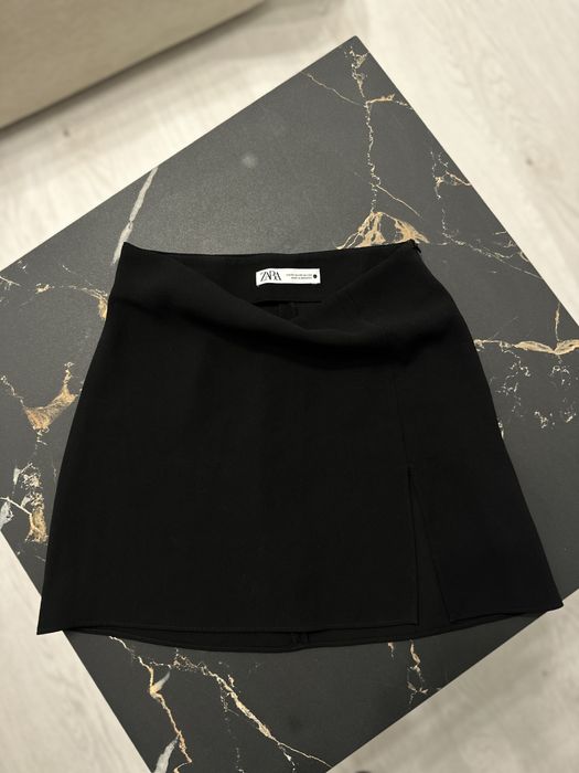 Чорна спідниця з розрізом zara