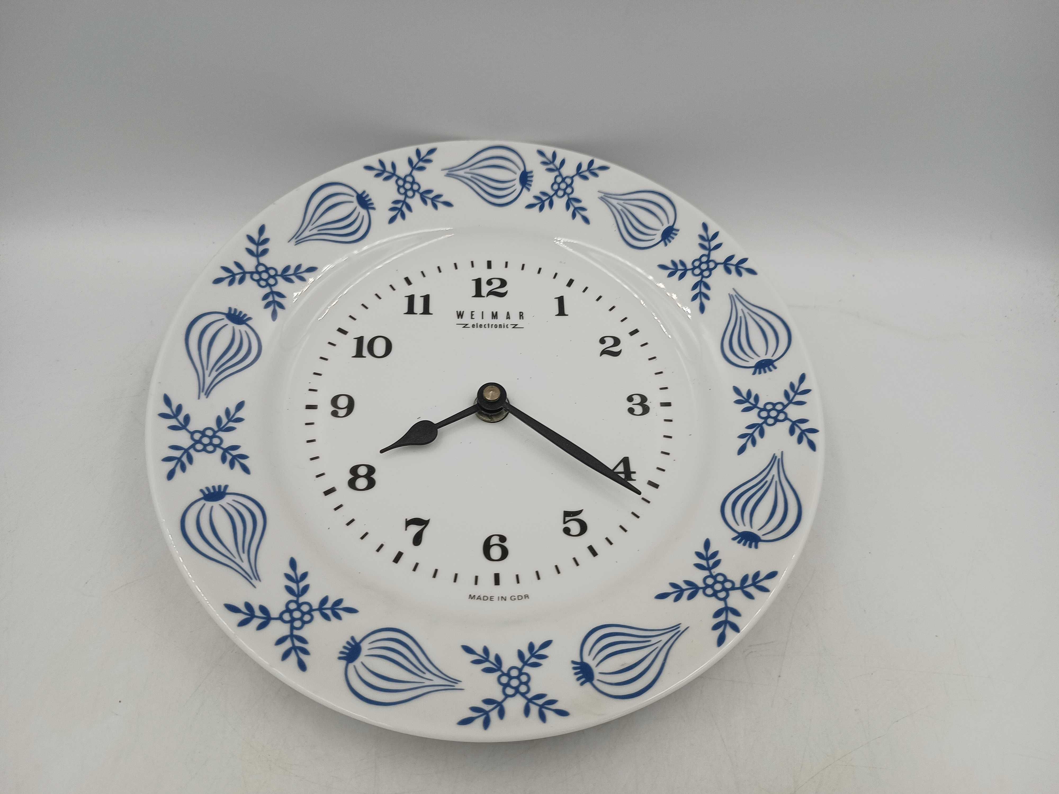 Porcelanowy wiszący zegar Weimar z PRL GDR cebulowy wzór sprawny