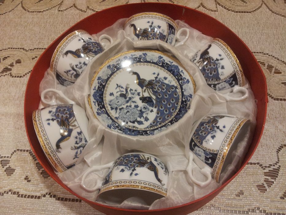 Piękny komplet porcelanowy: filiżanki z talerzykami