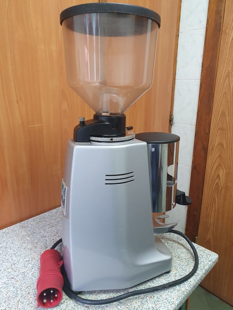 Профессиональная кофемолка Mazzer Major.