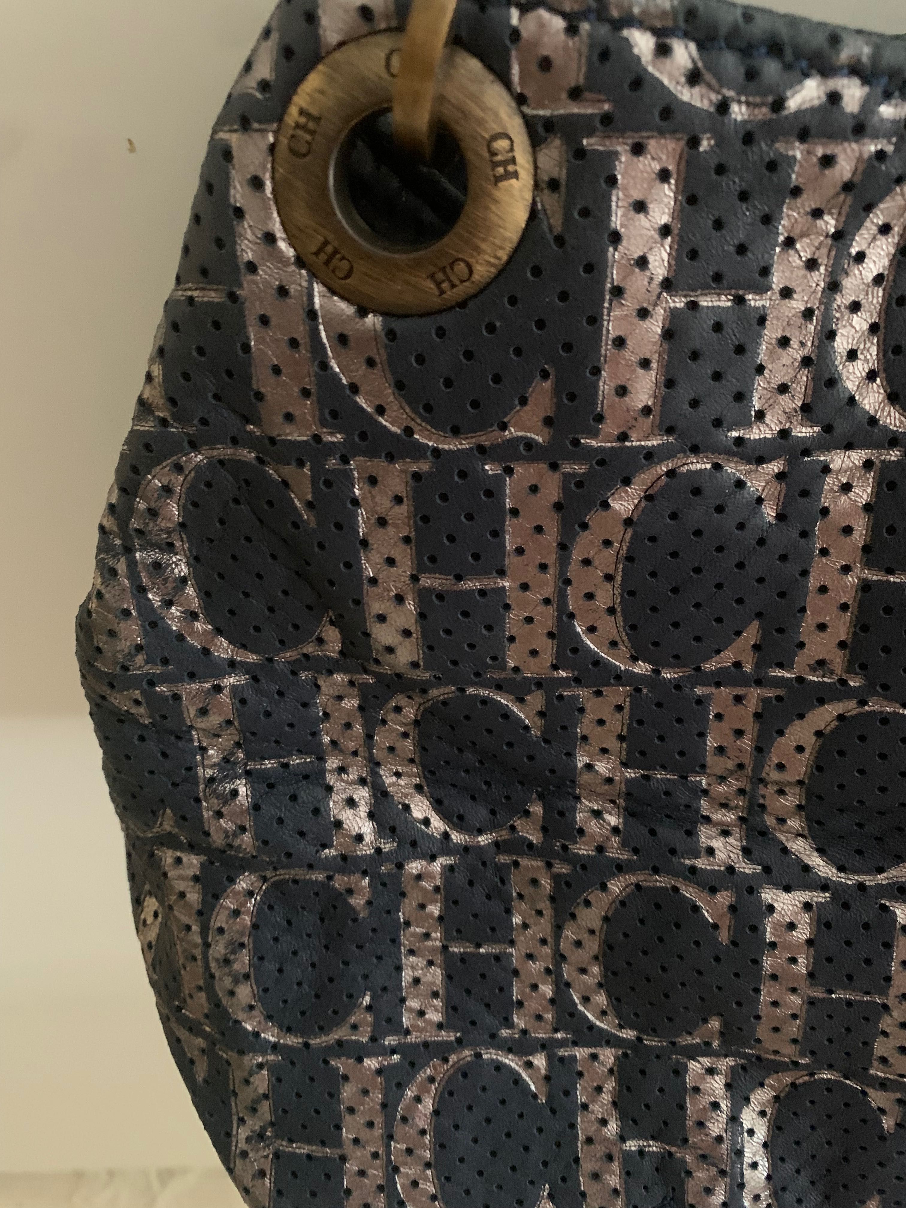 Carteira Carolina herrera azul com inciais prateadas