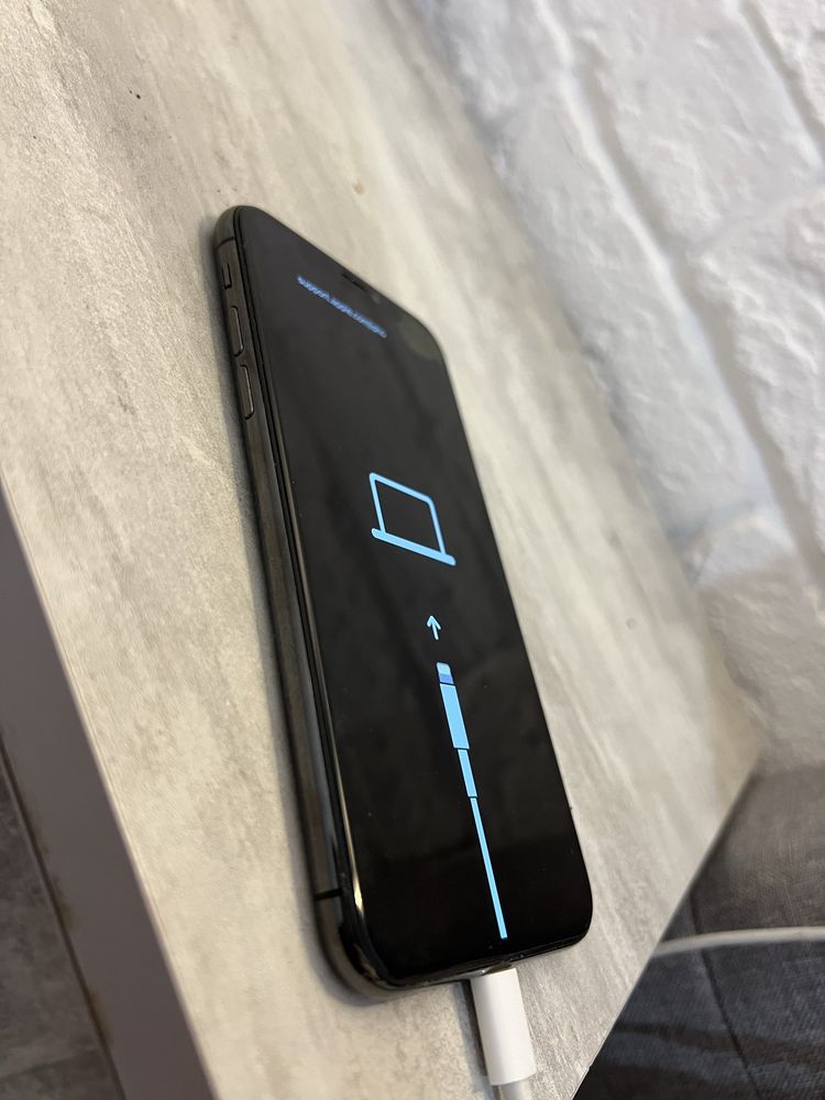 Продам iphone x 64gb вісить на шнурці завжди