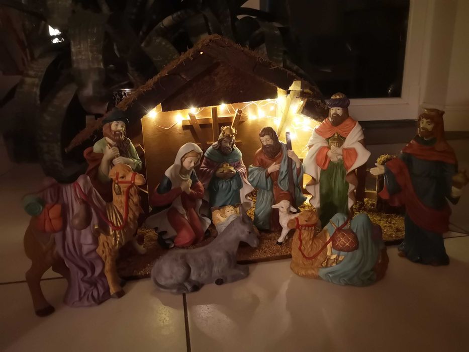 Stara drewniana szopka z wyjątkowymi porcelanowymi figurkami-unikat.