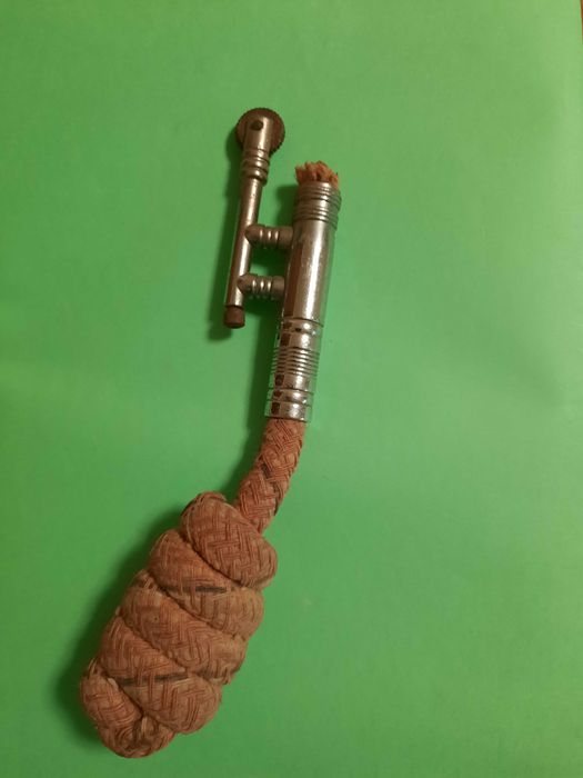 Isqueiro antigo de corda, mecha.