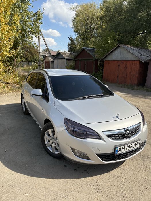 Опель астра J 2012 року