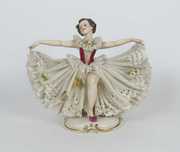 Figura antiga, bailarina em porcelana rendilhada