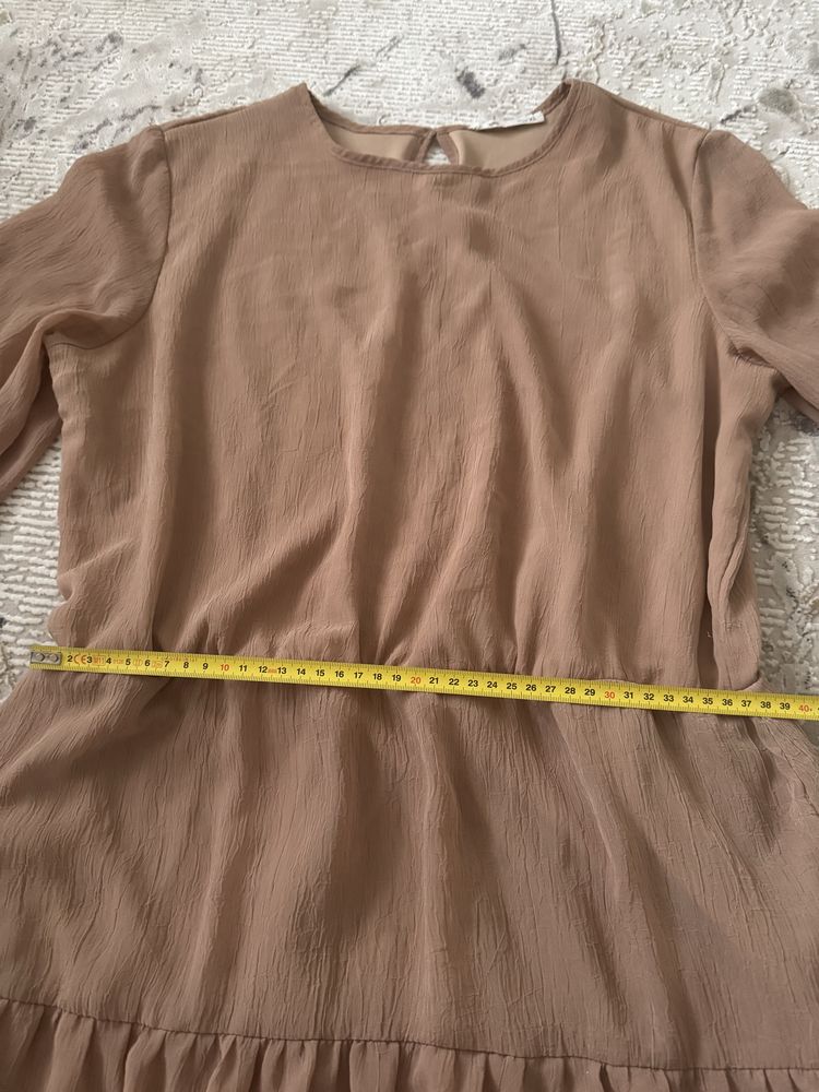 Sukienka z falbankami brąz camel nude Sinsay