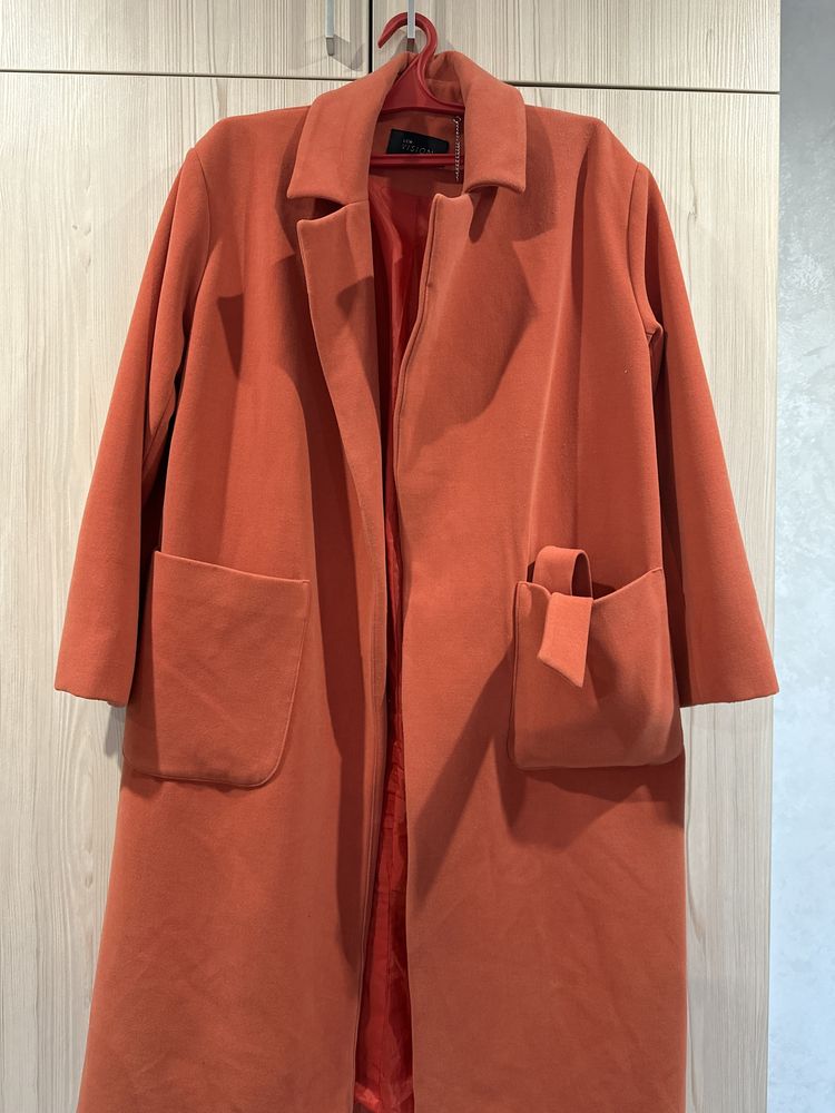 Пальто на розмір 48-50 яскравого морквяного кольору
