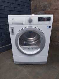 Економна сушильна машина Electrolux EDH3897SDE біла