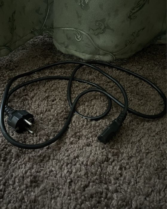 Кабелі живлення чорний і білий