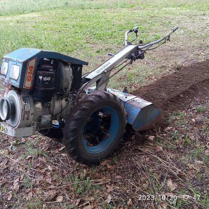 Trator motocultivador e fresa