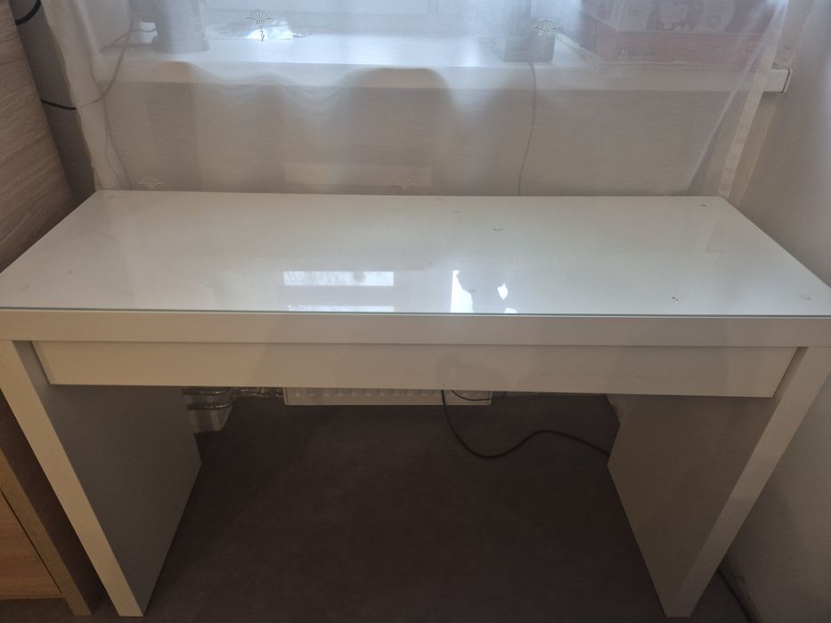 Biurko z szufladą i szklanym blatem