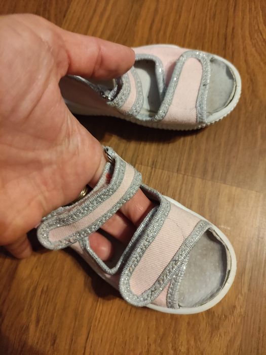 Sandałki dziewczęce r. 23