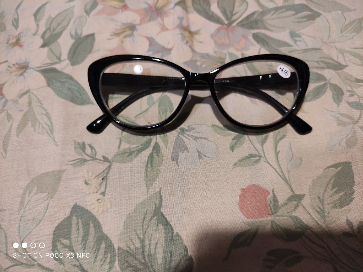 Okulary-oprawa typu "kocie oczy"