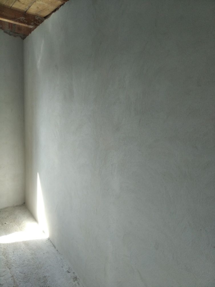 Штукатурка стін ручна, стяжка підлоги