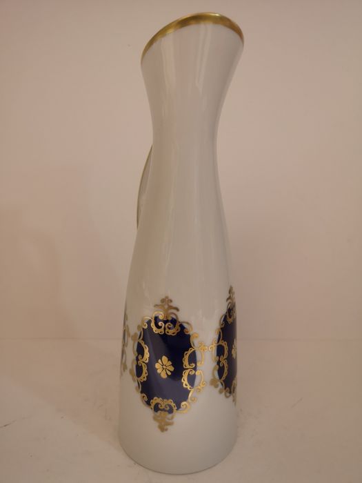 Porcelanowy wysoki dzbanek z sygnaturą