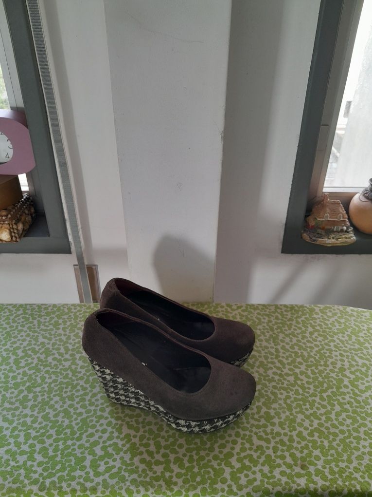 Vendo Sapatos de Senhora muito bonitos como novos