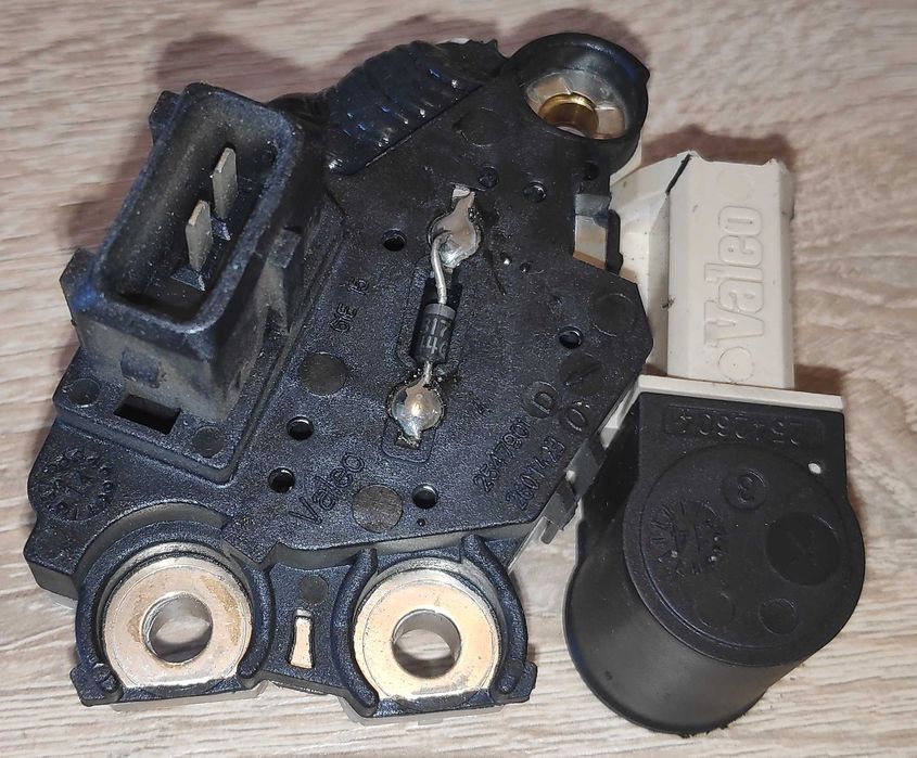 Регулятор генератора авто   Valeo   (есть другие-пишите )