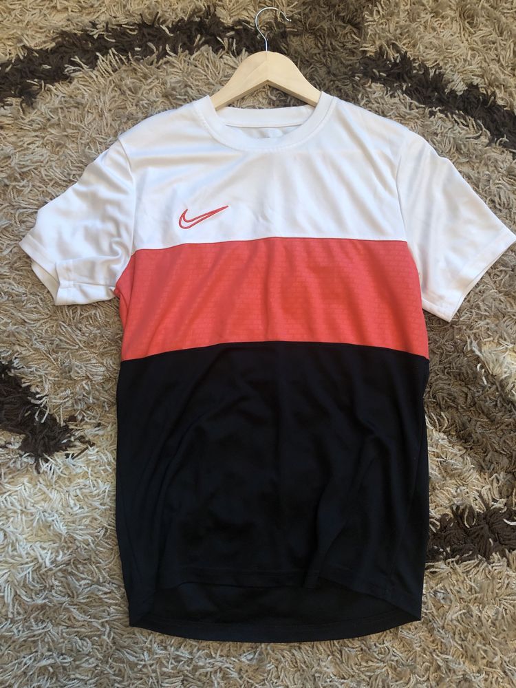 Продам футболку nike
