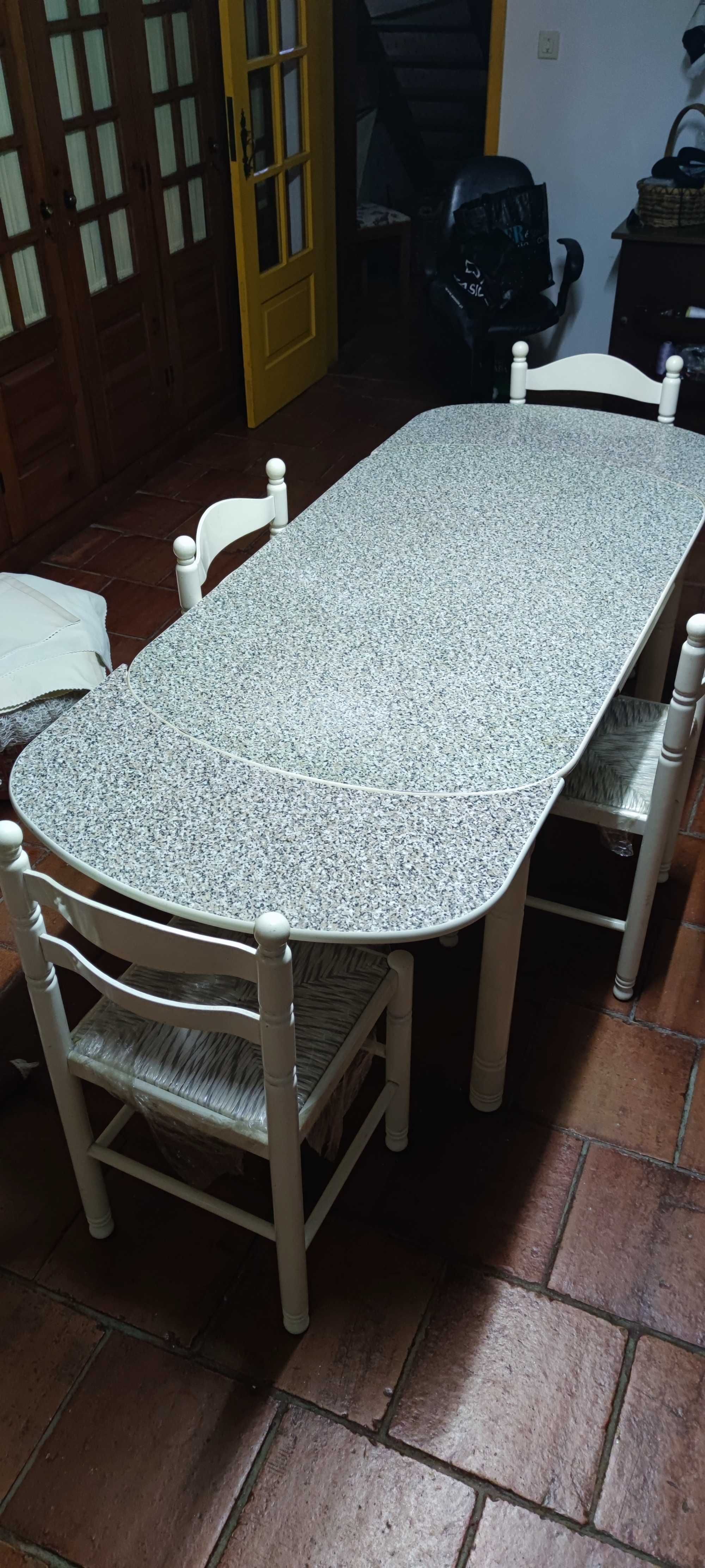Mesa de cozinha madeira esxtensível + 4 cad. e 2 bancos. Bom estado