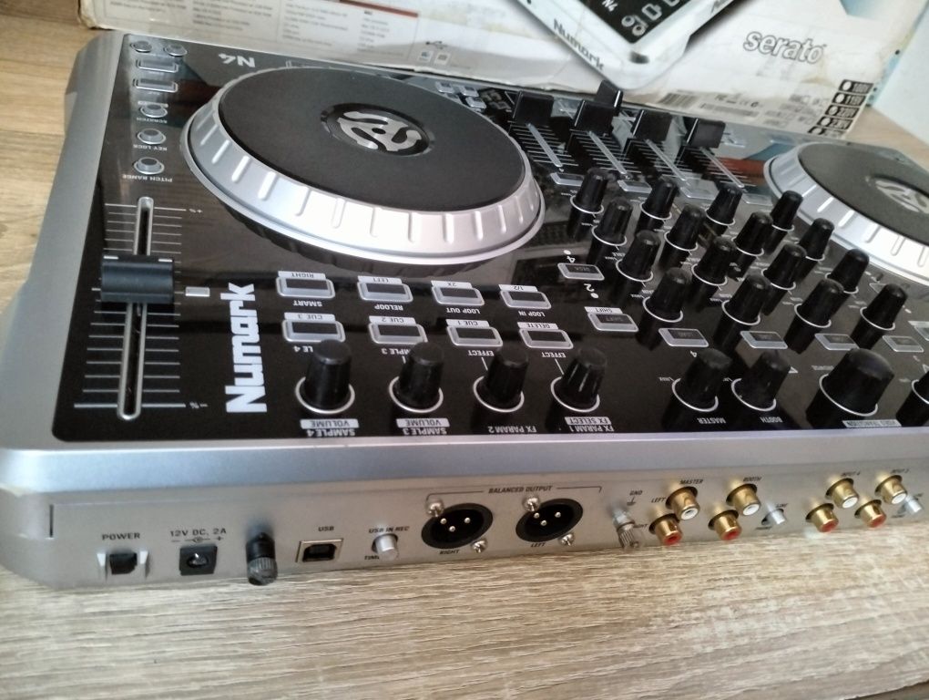 Numark N4 DJ kontroler