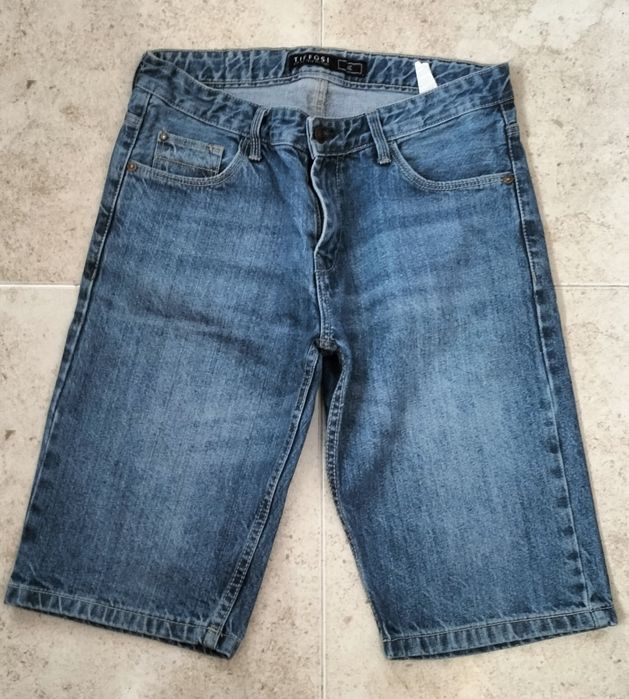 Calção de ganga jovem