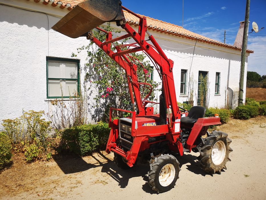 Trator 4x4 com frontal de efeito duplo e paralelogramo.