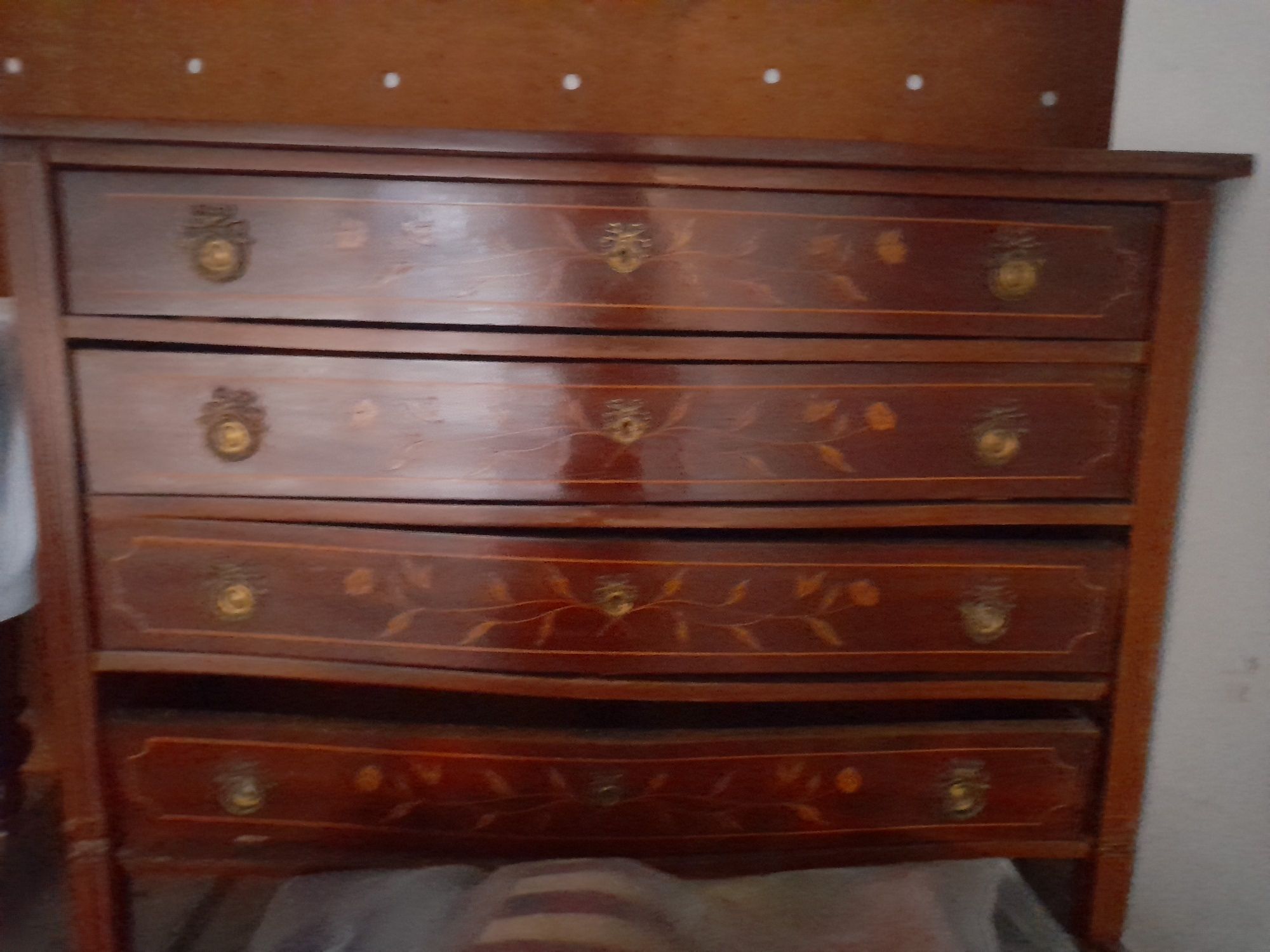 Mesa de cabeceira e comoda