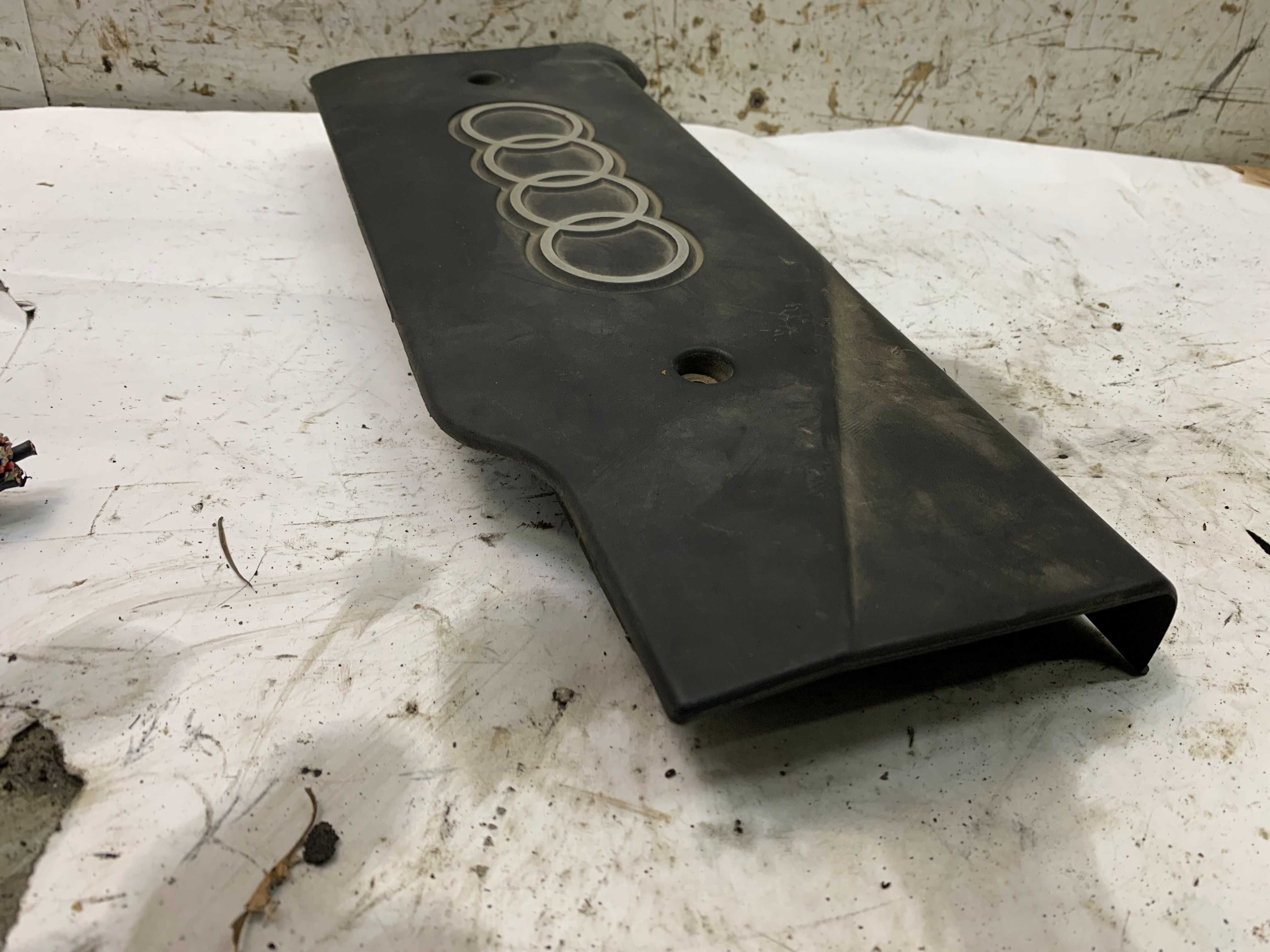 Audi A8 S8 D2 3.7 4.2B V8 Obudowa Osłona Górna Pokrywa Silnika