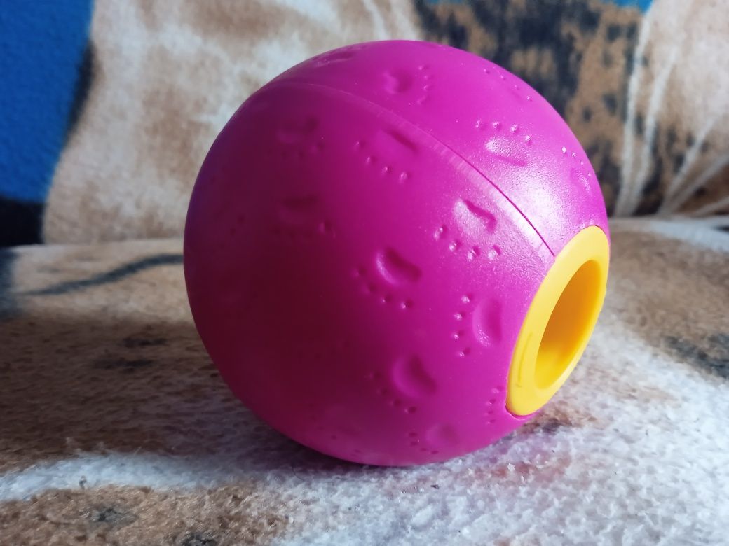 Zabawka dla kota, plastikowa kulka do ukrywania pezysmaków. Whiskas
