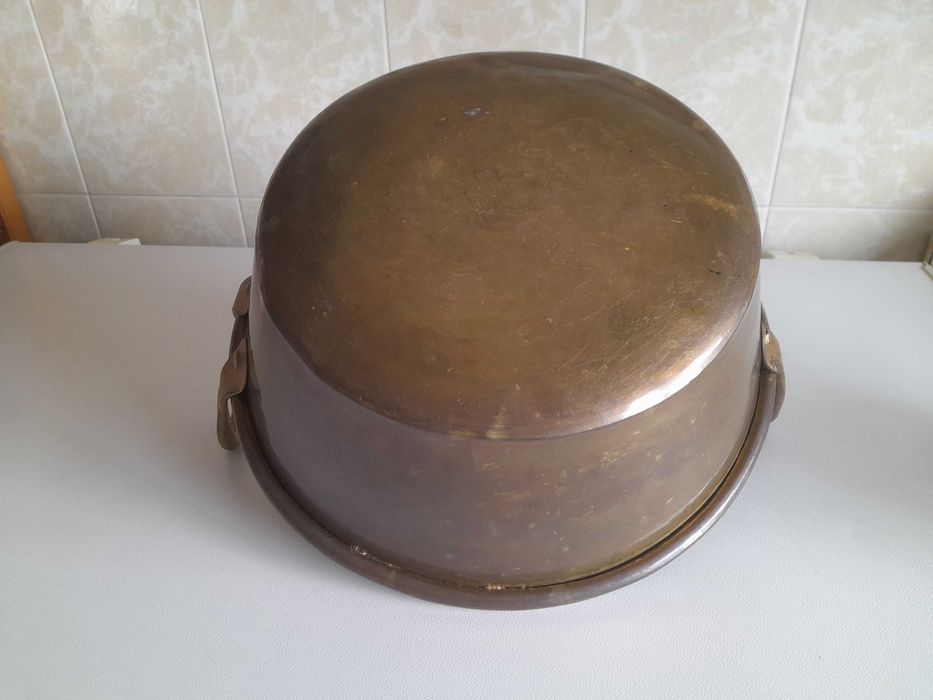 Bacia antiga em cobre