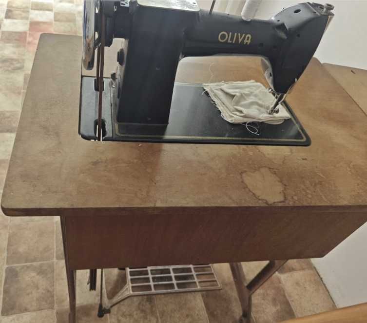Máquina de costura OLIVA de pedal