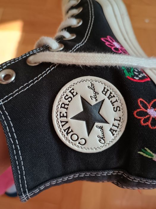 converse z naszywkami